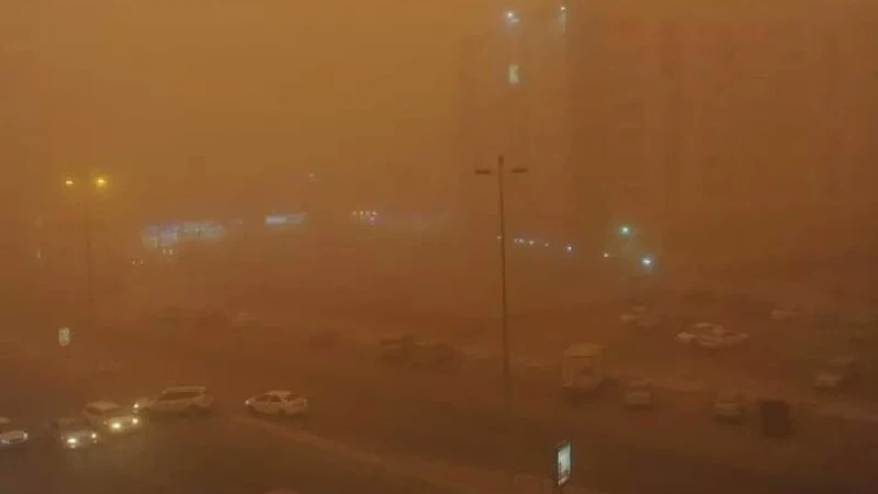 جدة الآن | رياح هابطة وغبار وزخات من الأمطار في بعض الأحياء