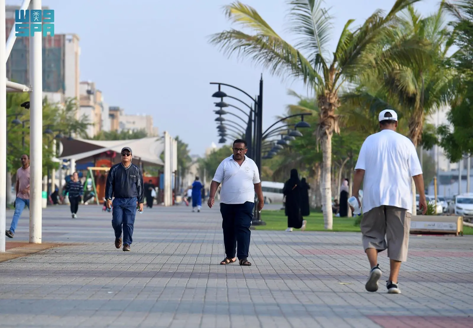 الأجواء المعتدلة تجذب أهالي وزوار محافظة جدة لممارسة الأنشطة الرياضية