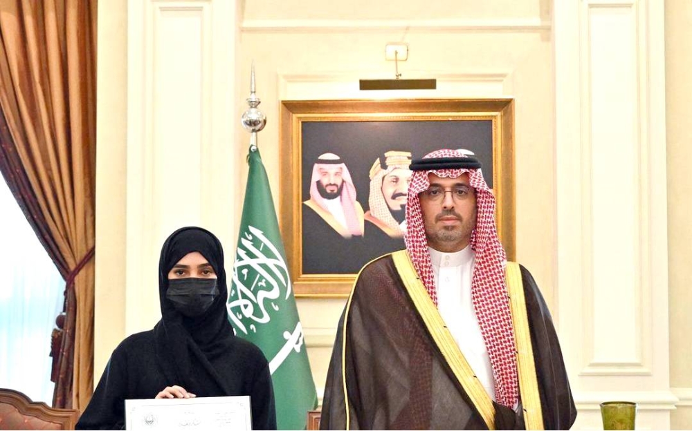 مُحافظ جدة يُكرّم عدداً من ضباط وأفراد مكافحة المخدرات