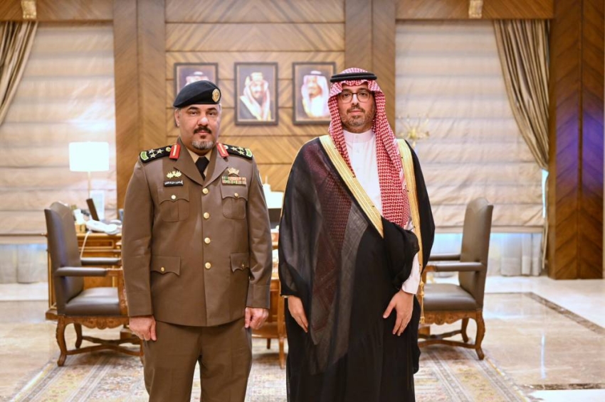 الأمير سعود بن جلوي يُقلّد مدير مخدرات جدة رتبته الجديدة
