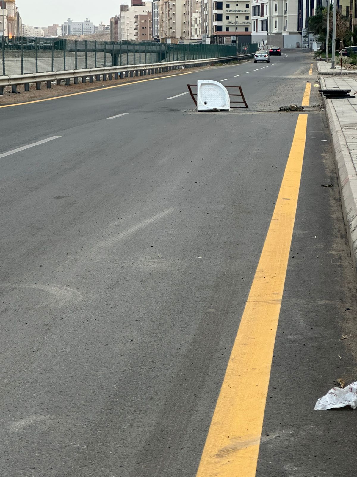 فوهات ومصائد منتشرة في حي الريان بجدة من المسؤول عن تغطيتها وإنقاذ الناس