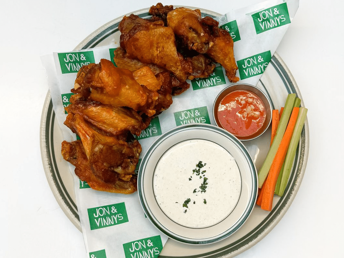 مطعم جون أند فينيز ..فرع جديد في جدة!