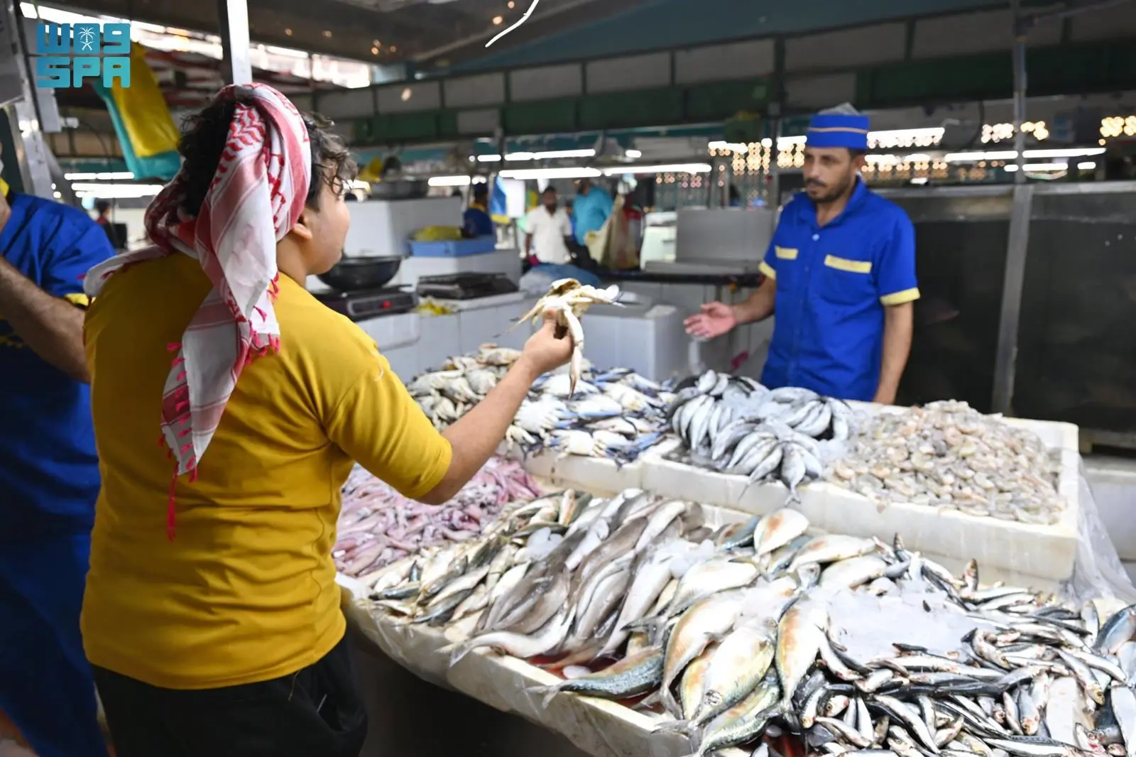 سوق السمك بجدة يستقطب المستهلكين والزوار خلال أيام الشهر الفضيل