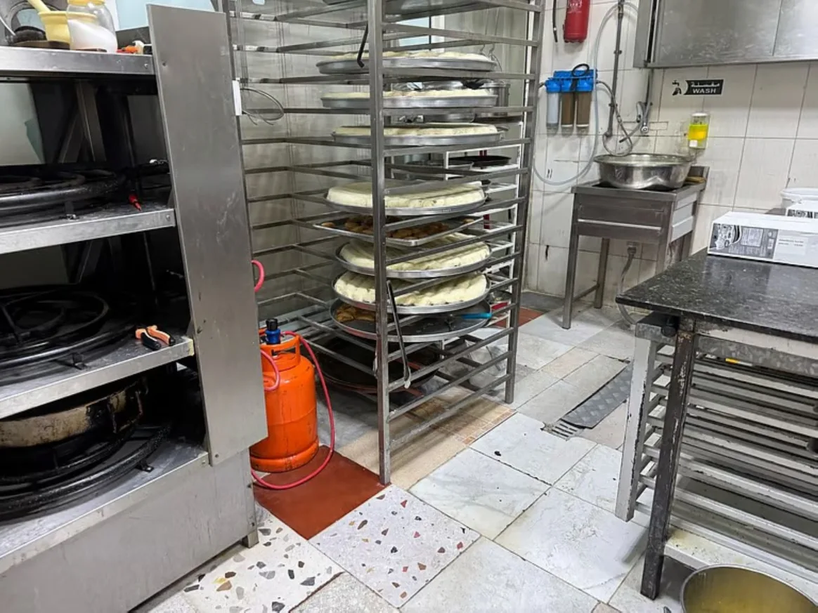 ضبط مستودع يحتوي على زيت زيتون وسمن غنم خُزنت بشكل غير مطابق للاشتراطات