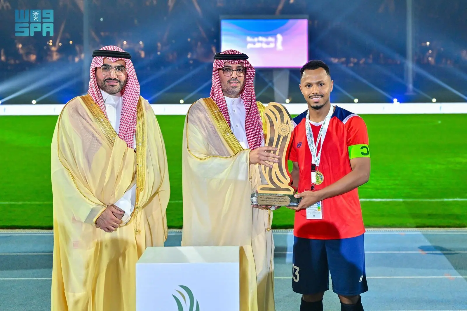 الأمير سعود بن جلوي يُتوّج فريق الحرس الوطني بالقطاع الغربي الفائز في بطولة جدة لكرة القدم 2025