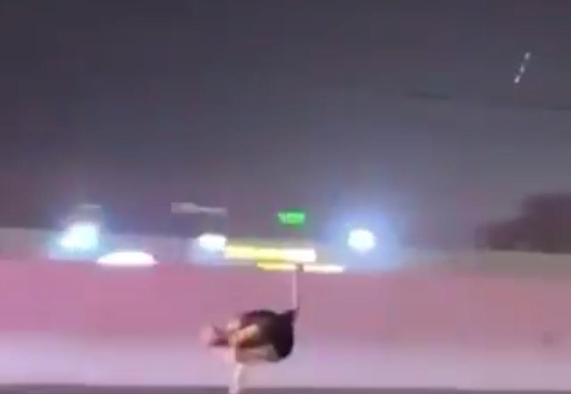 نعامة تتجول على طريق الحرمين بجدة والشرطة تلاحقها .. فيديو