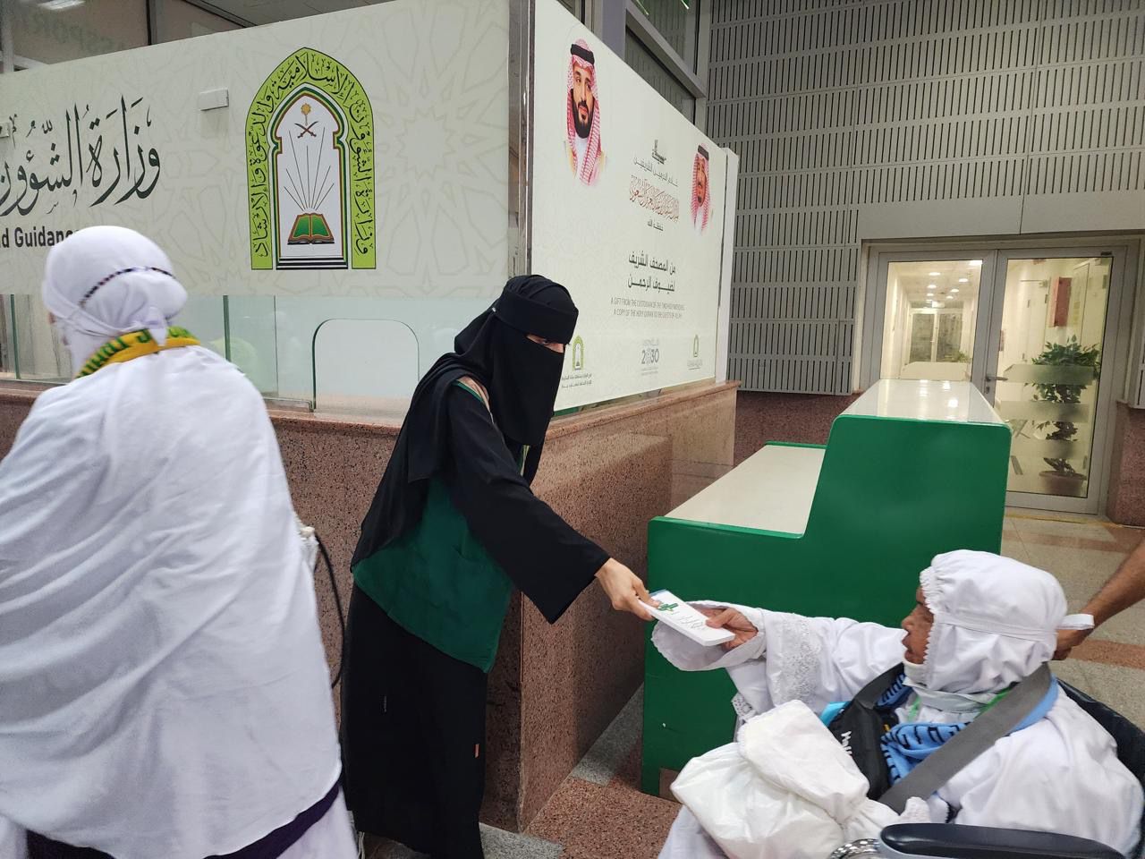 “الشؤون الإسلامية” تكثف جهود التوعية للحجاج بمطار الملك عبدالعزيز وميناء جدة