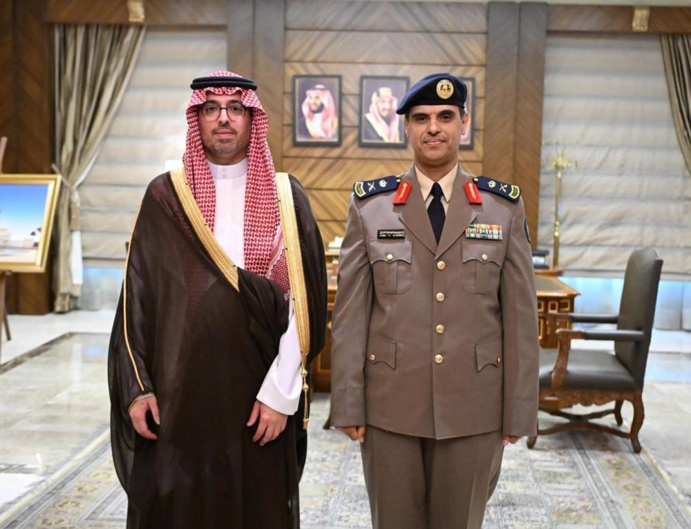 سعود بن جلوي يُقلّد مدير الإدارة العامة للدفاع المدني بجدة رتبته الجديدة