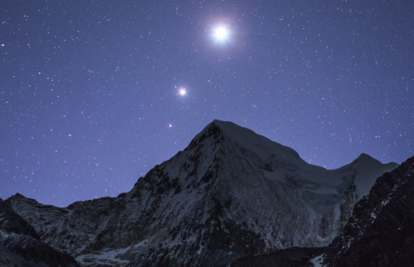 “فلكية جدة”: اقتران المريخ مع نجم قلب الأسد اليوم