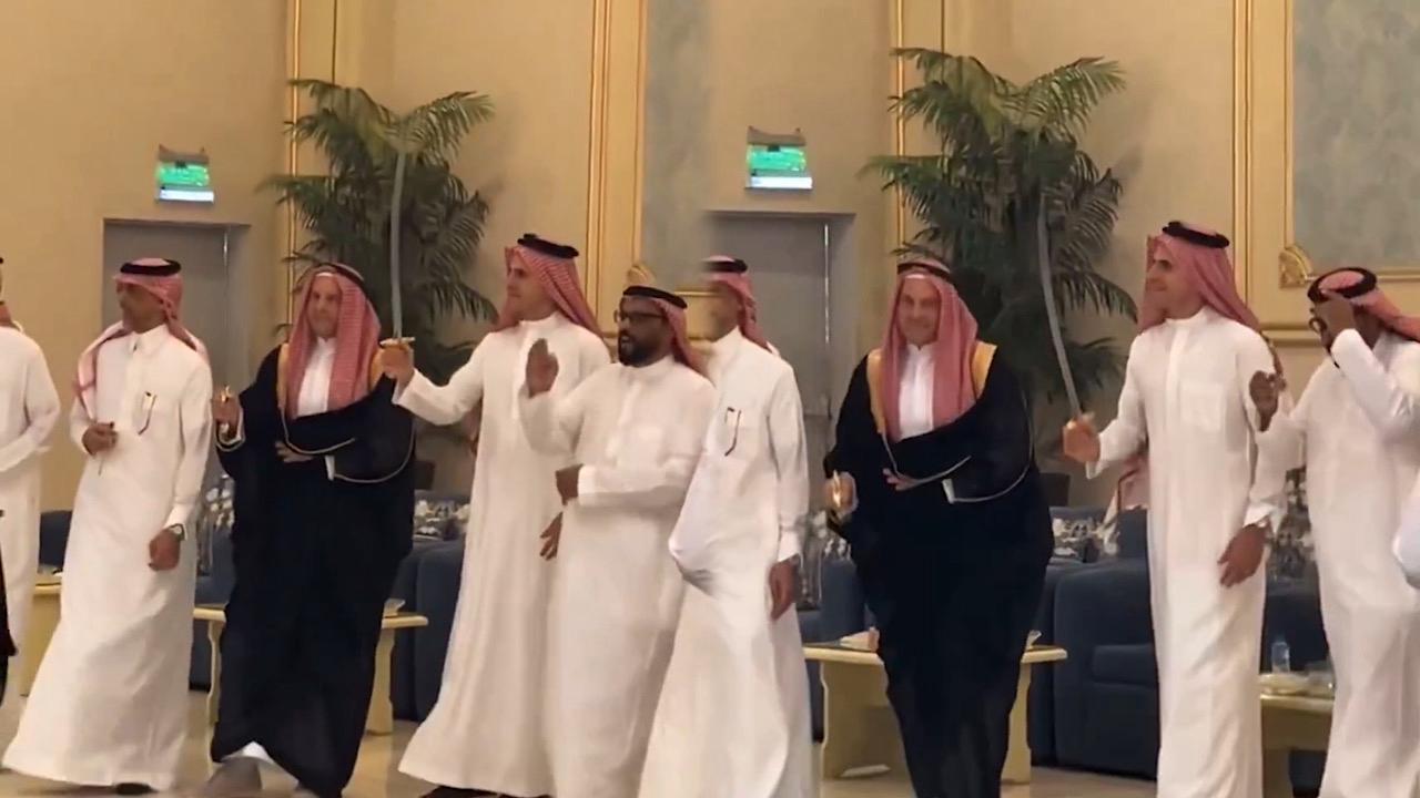 غروهي يشارك في حفل زفاف بجدة ويؤدي العرضة بالزي السعودي