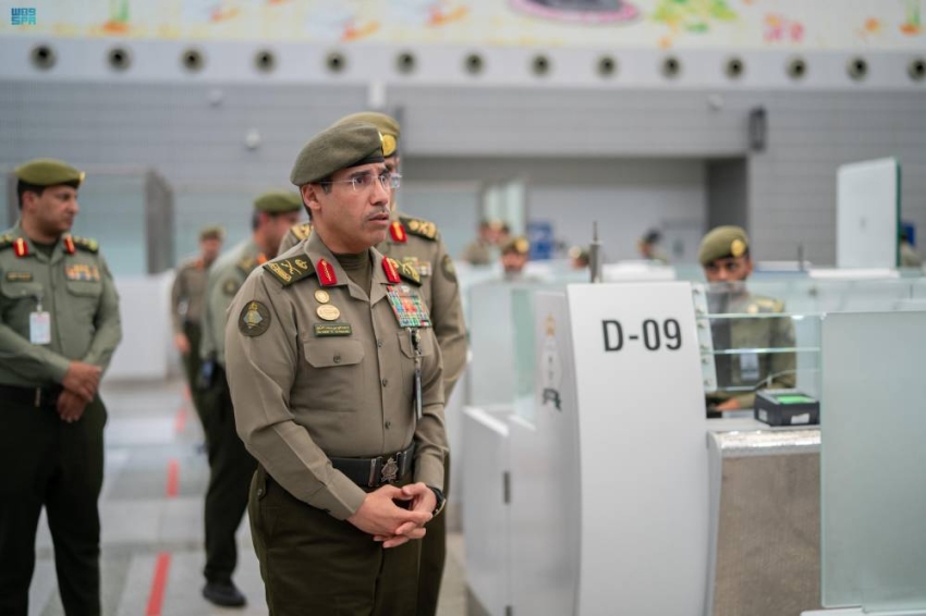 مدير الجوازات يقف على سير العمل في مجمع صالات الحج بمطار جدة