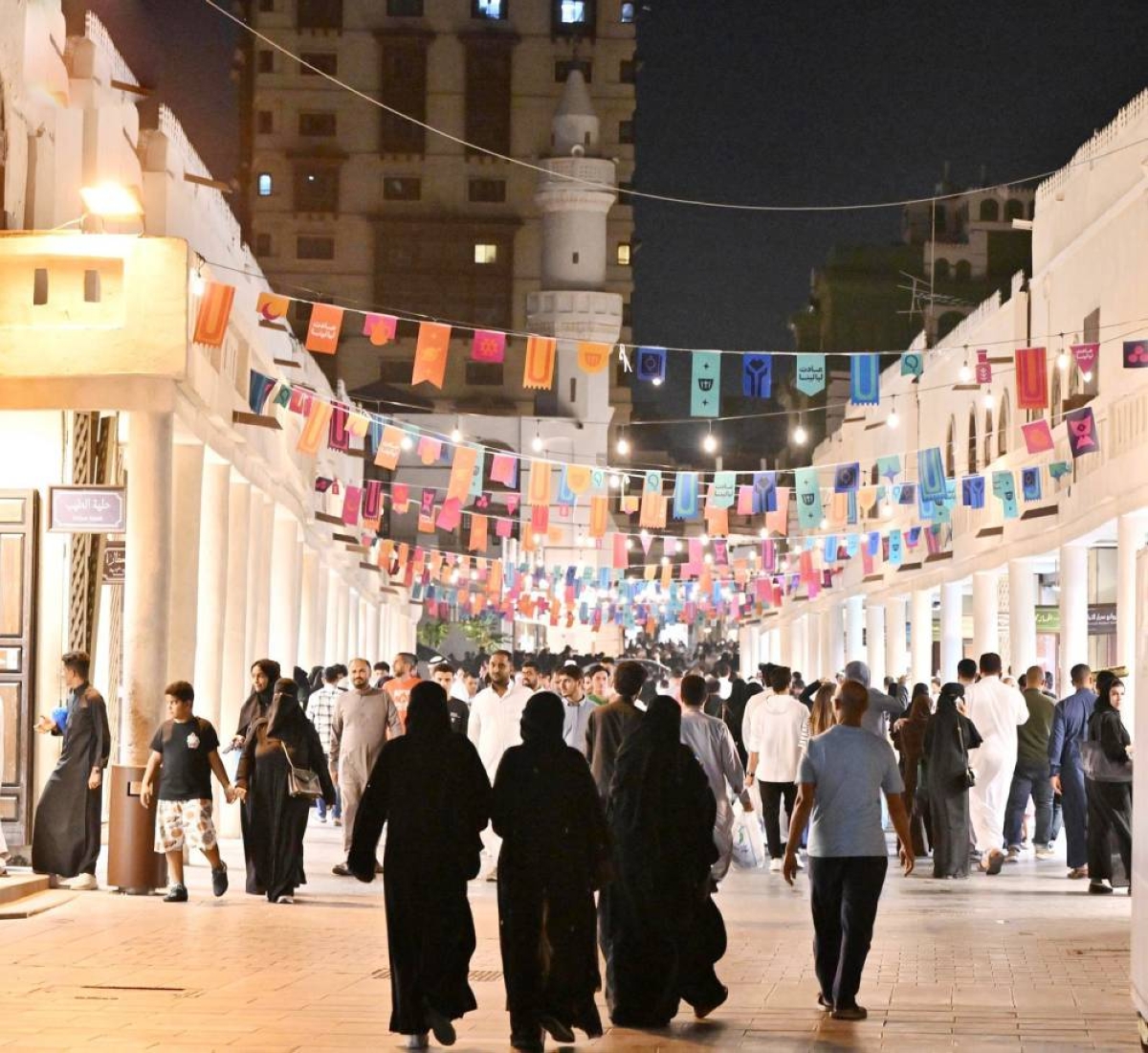فعاليات رمضانية وسيارات فاخرة .. «جدة التاريخية» تتوهج في إجازة نهاية الأسبوع