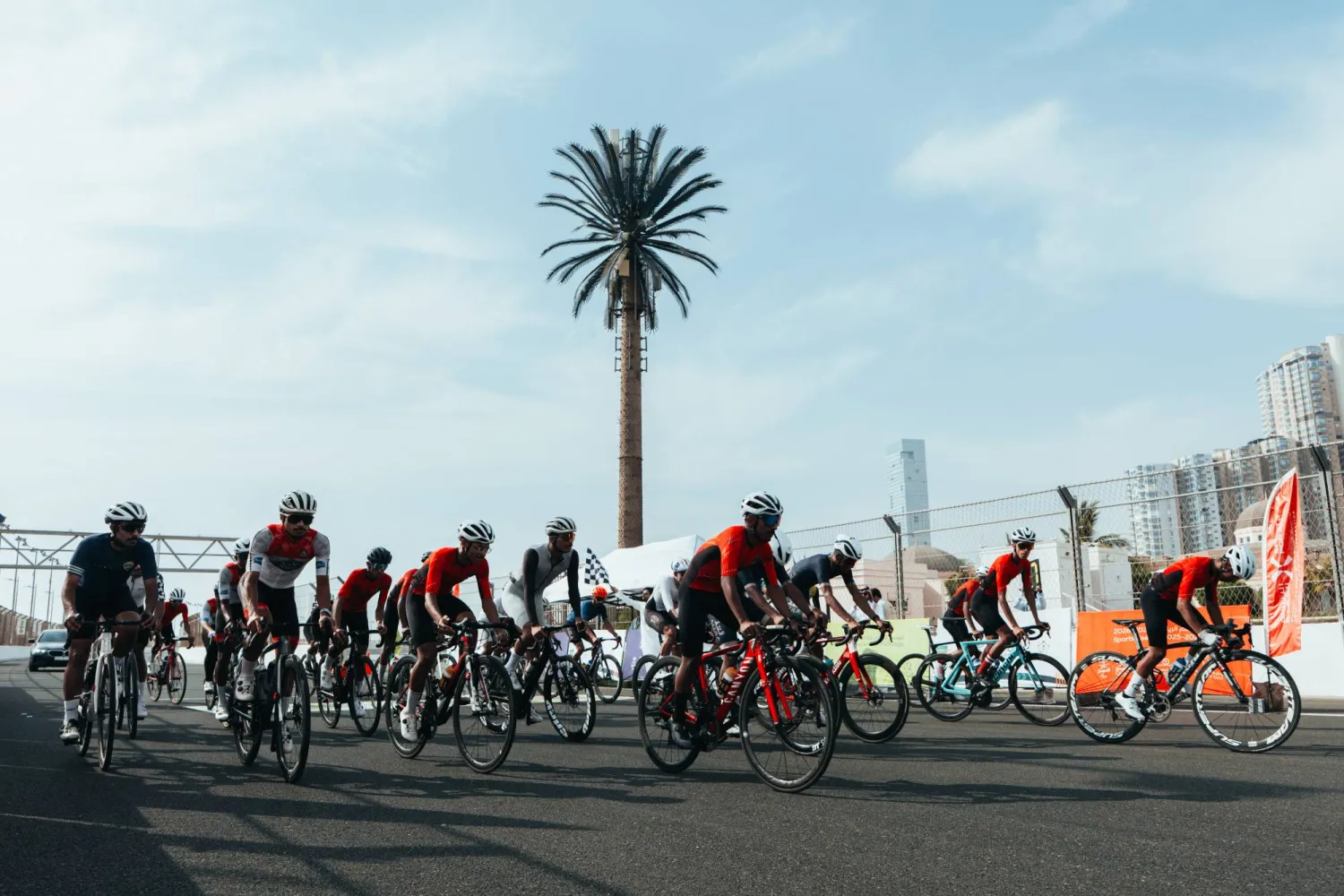 مشاركة واسعة وحضور جماهيري في سباق الدراجات على «حلبة جدة»