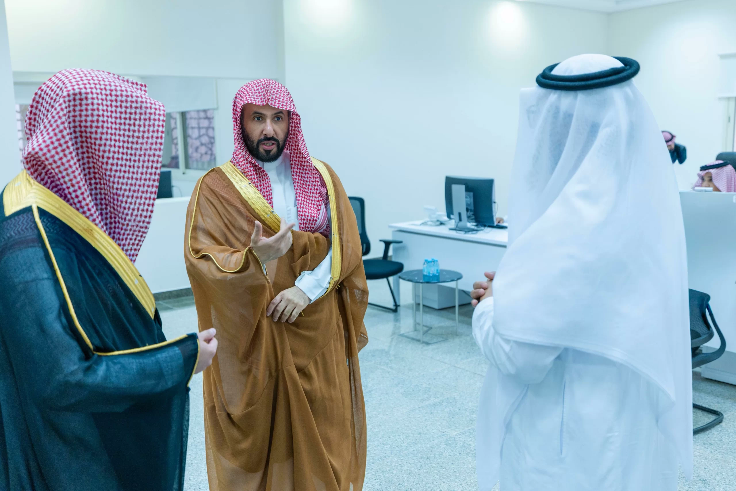 وزير العدل يتفقد محاكم جدة ويلتقي المستفيدين