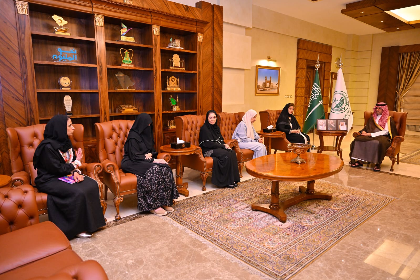 محافظ جدة يستقبل قيادات الجمعية النسائية الخيرية الأولى لتعزيز العمل المجتمعي