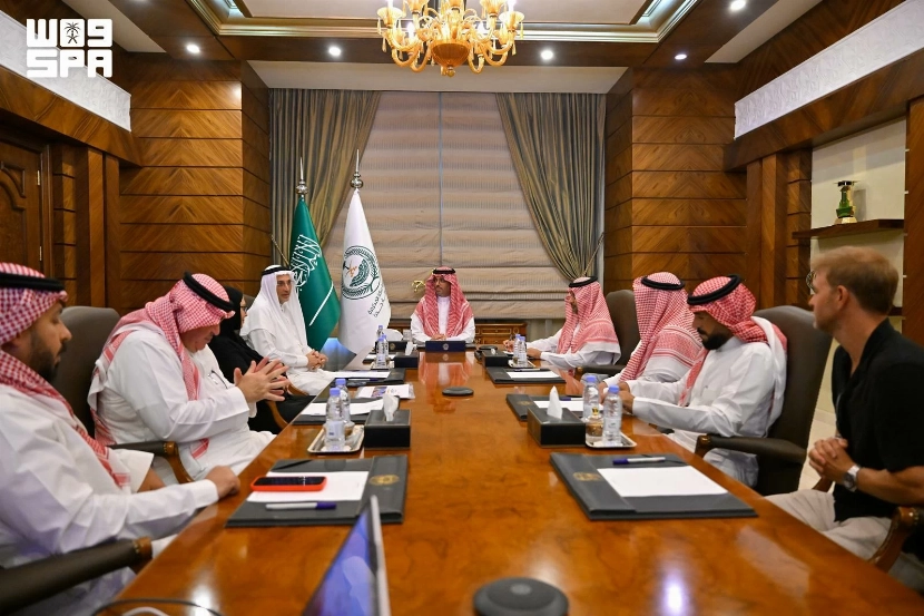 محافظ جدة يستعرض تقرير «عينك على البحر» في استزراع المرجان